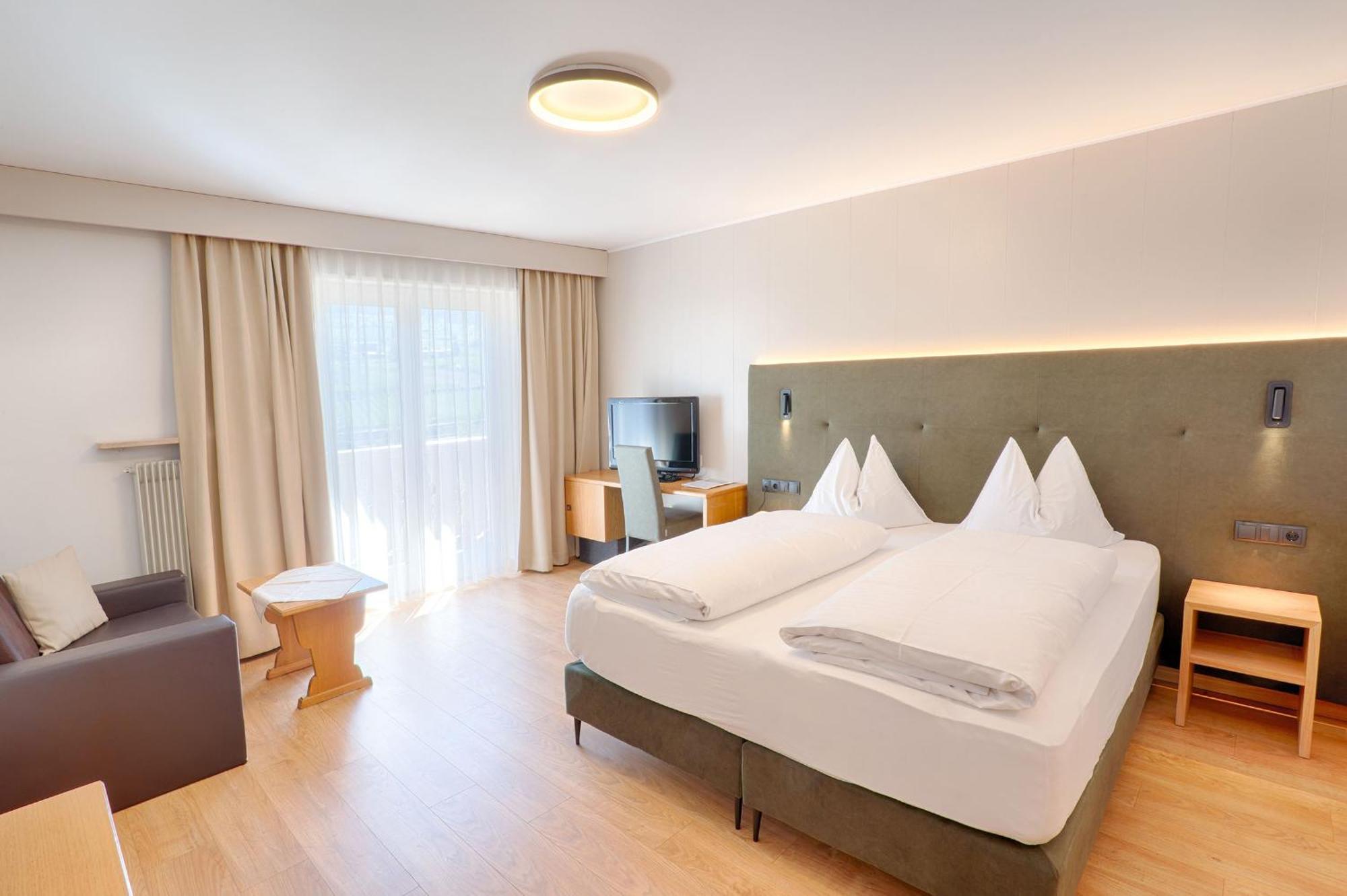 Hotel Lamm Naturns Esterno foto